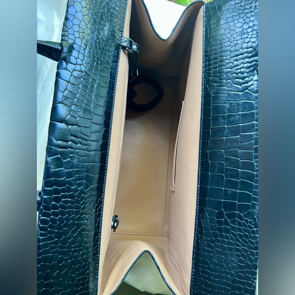 Alaia Leather Shoulder Bag - Picture 4 of 8